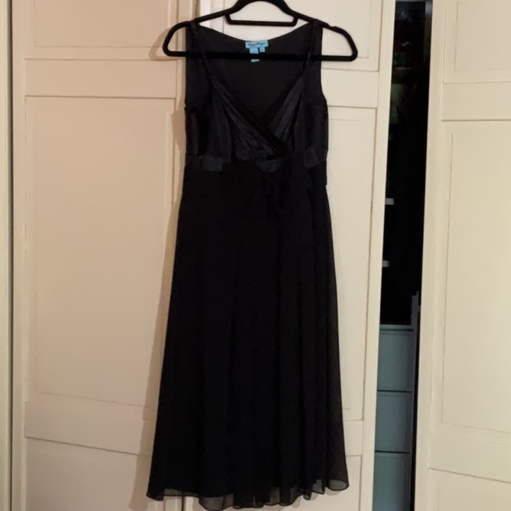 Black V-Neck Sleeveless Midi Sundress